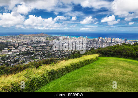 Blick auf die Stadt Honolulu, Waikiki und Diamond Head von Tantalus Lookout, Oahu, Hawaii Stockfoto