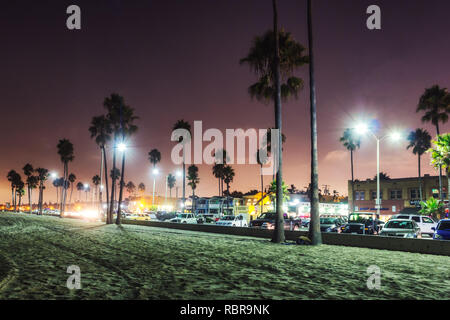 LOS ANGELES, USA - OKTOBER, 2013: Purple sunset in Newport Beach, Kalifornien Stockfoto