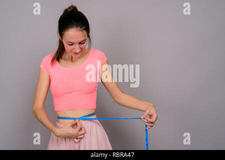 Junge schöne Frau bereit für gym messen Taille Stockfoto