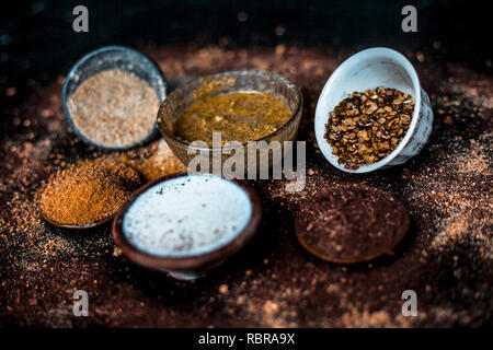 Nahaufnahme des Gesichts Pack von mung Bean oder grün Gramm auf Holz- Oberfläche mit Sandelholz Pulver, Milch, grünes Gramm Pulver, Milch. Dieses Gesicht pack in sap verwendet wird Stockfoto