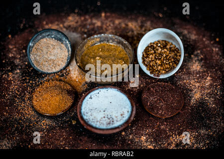 Nahaufnahme des Gesichts Pack von mung Bean oder grün Gramm auf Holz- Oberfläche mit Sandelholz Pulver, Milch, grünes Gramm Pulver, Milch. Dieses Gesicht pack in sap verwendet wird Stockfoto