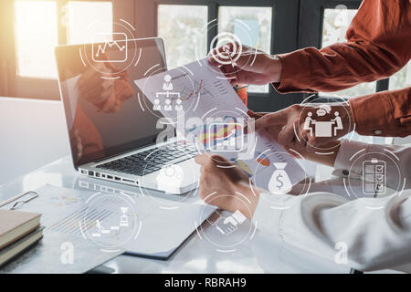 Zwei Kollegen diskutieren Daten mit neuen modernen Computer Laptop auf dem Schreibtisch Tisch. Close up Business Team Analyse und Strategie Konzept. Stockfoto