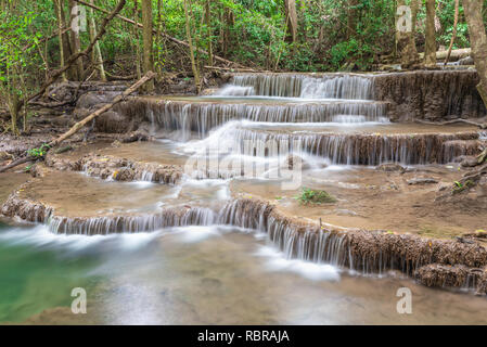 Huai Mae Kamin Wasserfall Srinakarin Damm in Kanchanaburi, Thailand. Stockfoto