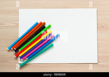 Farbige Buntstifte und Album Blatt auf einem Schreibtisch. Ansicht von oben mit der Kopie. Stockfoto