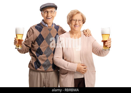 Älterer Mann und Frau halten Gläser Bier auf weißem Hintergrund Stockfoto