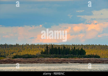 Abend Wolken über dem Slave River in der Nähe von ertrunken Mann Rapids, Fort Smith, Northwest Territories, Kanada Stockfoto