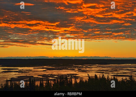 Stromschnellen der auf dem Slave River bei Sonnenaufgang ertrunken, Fort Smith, Northwest Territories, Kanada Stockfoto