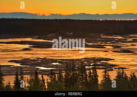 Stromschnellen der auf dem Slave River bei Sonnenaufgang ertrunken, Fort Smith, Northwest Territories, Kanada Stockfoto