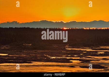 Stromschnellen der auf dem Slave River bei Sonnenaufgang ertrunken, Fort Smith, Northwest Territories, Kanada Stockfoto