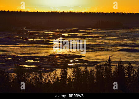 Stromschnellen der auf dem Slave River bei Sonnenaufgang ertrunken, Fort Smith, Northwest Territories, Kanada Stockfoto