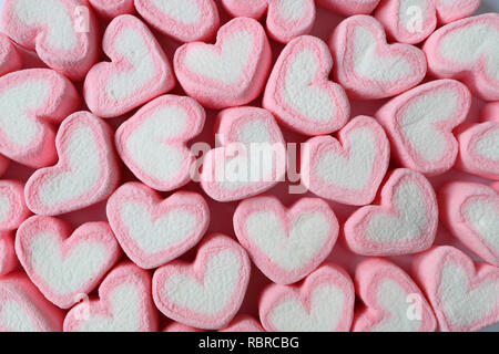 Blick von oben auf die Haufen von Pastell rosa und weißen Herzförmigen Marshmallow Süßigkeiten für Hintergrund, Banner, Muster Stockfoto