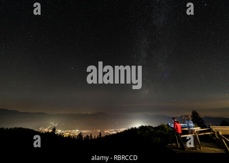 Blick von der Neureuth Hütte am Sternenhimmel über dem nocturnally Rottach-Egern am Tegernsee, Bayern, Deutschland lit Stockfoto