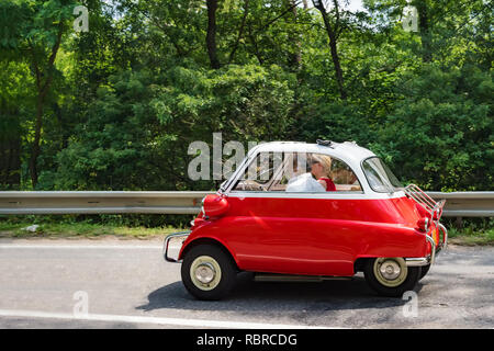 MALACKY, Slowakei - 2. JUNI 2018: BMW Isetta Coupé Teil nimmt im Vorfeld während der Veteran Car Rallye Kamenak 2018 an der Kamenny mlyn Roadhouse Stockfoto