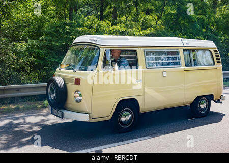 MALACKY, Slowakei - 2. JUNI 2018: Volkswagen Microbus mit dem Westfalia camper Bekehrung Teil nimmt im Vorfeld während der Veteran Car Rallye Kamenak Stockfoto