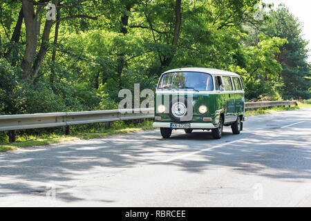 MALACKY, Slowakei - 2. JUNI 2018: Volkswagen Microbus Teil nimmt im Vorfeld während der Veteran Car Rallye Kamenak 2018 an der Kamenny mlyn Roadhouse Stockfoto