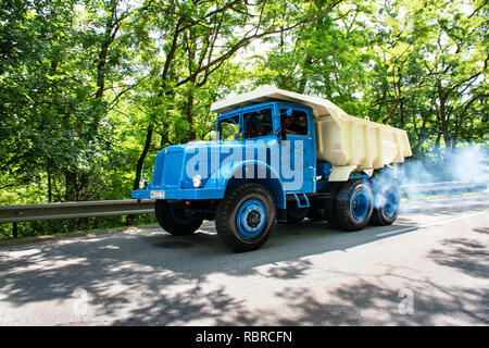 MALACKY, Slowakei - 2. JUNI 2018: Tatra 147 DC 5 Teil nimmt im Vorfeld während der Veteran Car Rallye Kamenak 2018 an der Kamenny mlyn Roadhouse Stockfoto