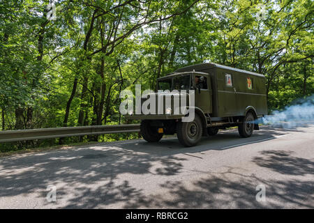 MALACKY, Slowakei - 2. JUNI 2018: Tatra 128 Teil nimmt im Vorfeld während der Veteran Car Rallye Kamenak 2018 an der Kamenny mlyn Roadhouse Stockfoto