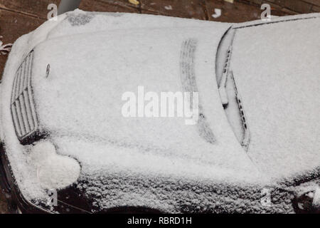 Schnee auf dem Auto Stockfoto