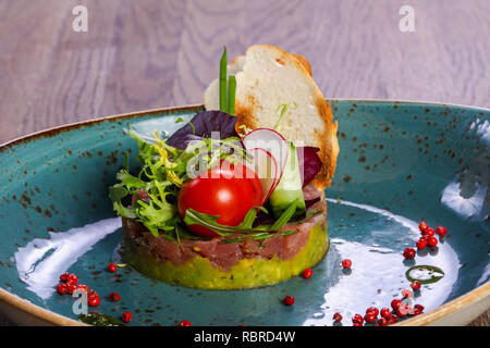 Zahnstein mit Lachs und Avocado Gemüse serviert. Stockfoto