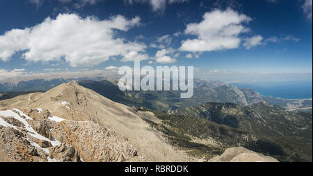Schöne Antenne panorama Blick von Tahtali Dagi Berg nach Antalya am Mittelmeer in der Türkei mit schönen blauen Skye mit Wolken Stockfoto