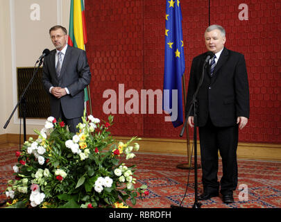 Warszawa, Masowien/Polen - 2006/07/27: Gediminas Kirkilas - Litauens Premierminister mit der polnische Premierminister Jaroslaw Kaczynski während der offiziellen Dip Stockfoto