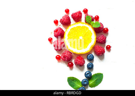 Frische Sommer Beeren und Früchte in der Form von Blumen auf weißem Hintergrund. Obst Hintergrund. Stockfoto