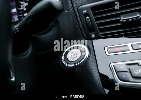 Armaturenbrett mit Fokus auf Motor Start Stop Taste, modernes Auto Details im Innenraum. Start/Stop Stockfoto
