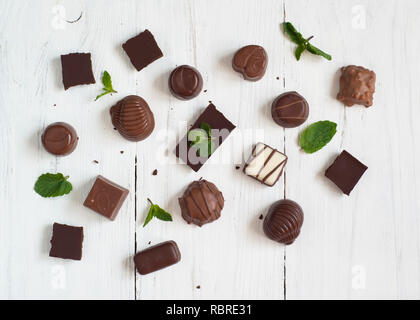 Verschiedene Pralinen auf einem weißen Hintergrund. Ansicht von oben. Stockfoto