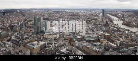 Wunderschönes Panorama vom Dach Aussichtsplattform des Main Tower Wolkenkratzer in Frankfurt am Main. Stockfoto