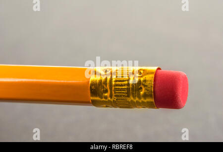 Ende der Bleistift mit einem Gummi auf grauem Hintergrund Stockfoto