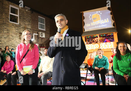 EDITORIAL NUR VERWENDEN, Bürgermeister von London Sadiq Khan mit lokalen Tanz Gruppe 17 auf Forststraße bewegen als Teil der Willkommen im Wald Veranstaltung in Waltham Forest Rathaus, Walthamstow. Stockfoto