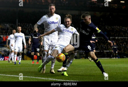 Leeds United ist Lukas Ayling (Mitte) und Derby County Mason Mount Kampf um den Ball in den Himmel Wette Championship Match an der Elland Road, Leeds. Stockfoto