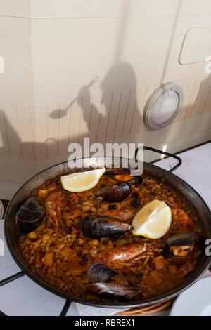 Meeresfrüchte Paella, die im Hafen von Sitges, die Paella ist ein nahrhaftes Rezept, ausgewogen und mit viel Geschmack. Stockfoto