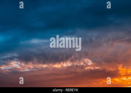 Helle und dunkle dramatische Himmel vor dem Donner. Cloudscape Hintergrund mit Wolken bei Sonnenuntergang und Sonnenaufgang in warme und kalte Farben. Stockfoto