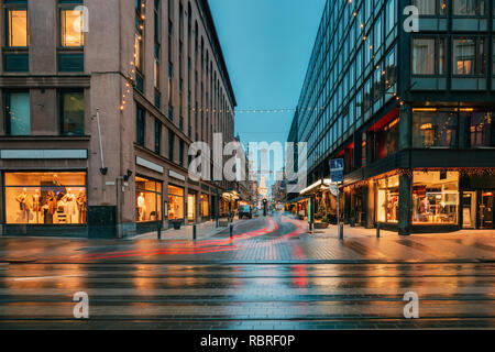 Helsinki, Finnland. Lichter Weihnachten Dekorationen und festliche Beleuchtung in der Kreuzung der Aleksanterinkatu Straße und Iso Roobertinkatu. Winter Ch Stockfoto