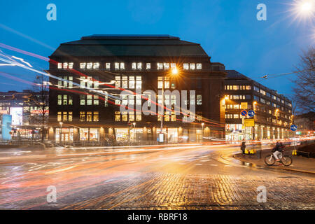 Helsinki, Finnland. Gebäude an der Ecke der Straße und Arkadiankatu Mannerheimintie oder Mannerheim Avenue in Abend Nacht Beleuchtung. Stockfoto