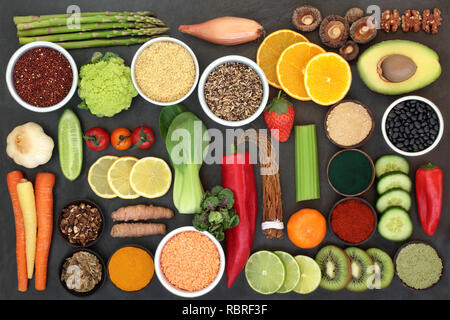 Ernährung gesund essen für Leber Entgiftung Konzept mit frischem Obst, Gemüse, pflanzliche Medizin, Hülsenfrüchte, Getreide, Samen, Kräuter und Gewürze. Stockfoto