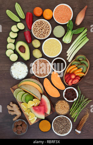 Gesundheit Nahrung für Veganer mit Obst, Gemüse, Samen, Nüsse, Getreide, Mandeln Joghurt, Miso, Hülsenfrüchte, gerstengras Pulver, Gewürzen und Kräutern. Stockfoto