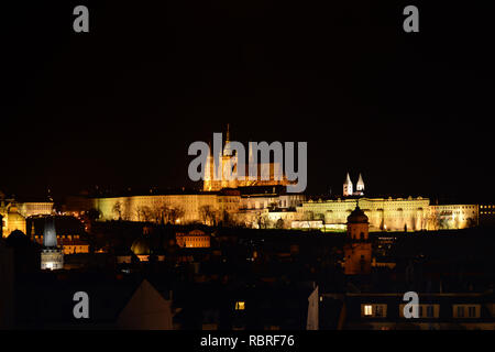 Schöne Aussicht auf die Prager Burg bei Nacht Stockfoto