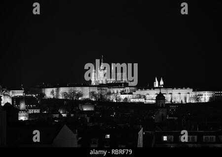 Schöne Aussicht auf die Prager Burg bei Nacht Stockfoto