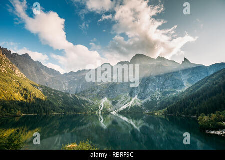 Nationalpark Tatra, Polen. Berühmten Berge See Morskie Oko oder Sea Eye See im Sommer Abend. Schönen Sonnenuntergang Sonnenstrahlen oben Tatra See Landschaft Stockfoto