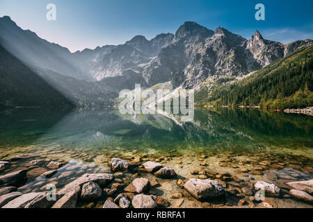 Nationalpark Tatra, Polen. Berühmten Berge See Morskie Oko See oder Meer Auge in Morgen Sommer. Schönen Sonnenaufgang Sonnenstrahlen oben Tatra See Landscap Stockfoto