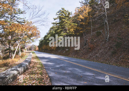 National Scenic Parkway an sonnigen Herbst Tag nahe Übersehen Stockfoto