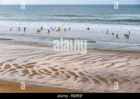 Nicht erkennbare Surfern im Wasser an der Atlantikküste Frankreichs in der Nähe von Lacanau-Ocean, Bordeaux, Frankreich Stockfoto