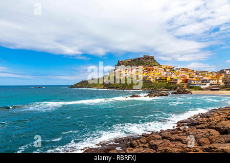 Malerischer Blick auf die mittelalterliche Stadt Castelsardo, Provinz Sassari, Sardinien, Italien. Beliebtes Reiseziel. Mediterrane Küste Stockfoto