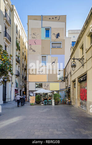 Barcelona, Spanien - 10. November 2018: Kleine Straße in der Nähe von Las Ramblas und dem Platz Plaça de Bonsucces und eines der Gebäude mit seinen kunstvoll bemalt Stockfoto