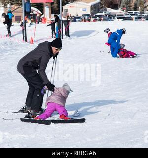 Kinder, Erwachsene, Mütter und Väter geniessen Sie einen Tag im Skigebiet Park City in Utah. Stockfoto