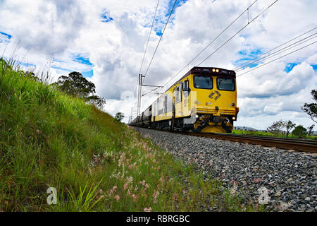 QUEENSLAND KOHLE ZUG REISEN DURCH LAND Stockfoto