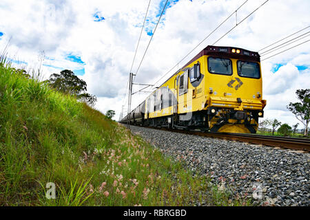 QUEENSLAND KOHLE ZUG REISEN DURCH LAND Stockfoto