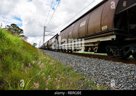 QUEENSLAND KOHLE ZUG REISEN DURCH LAND Stockfoto